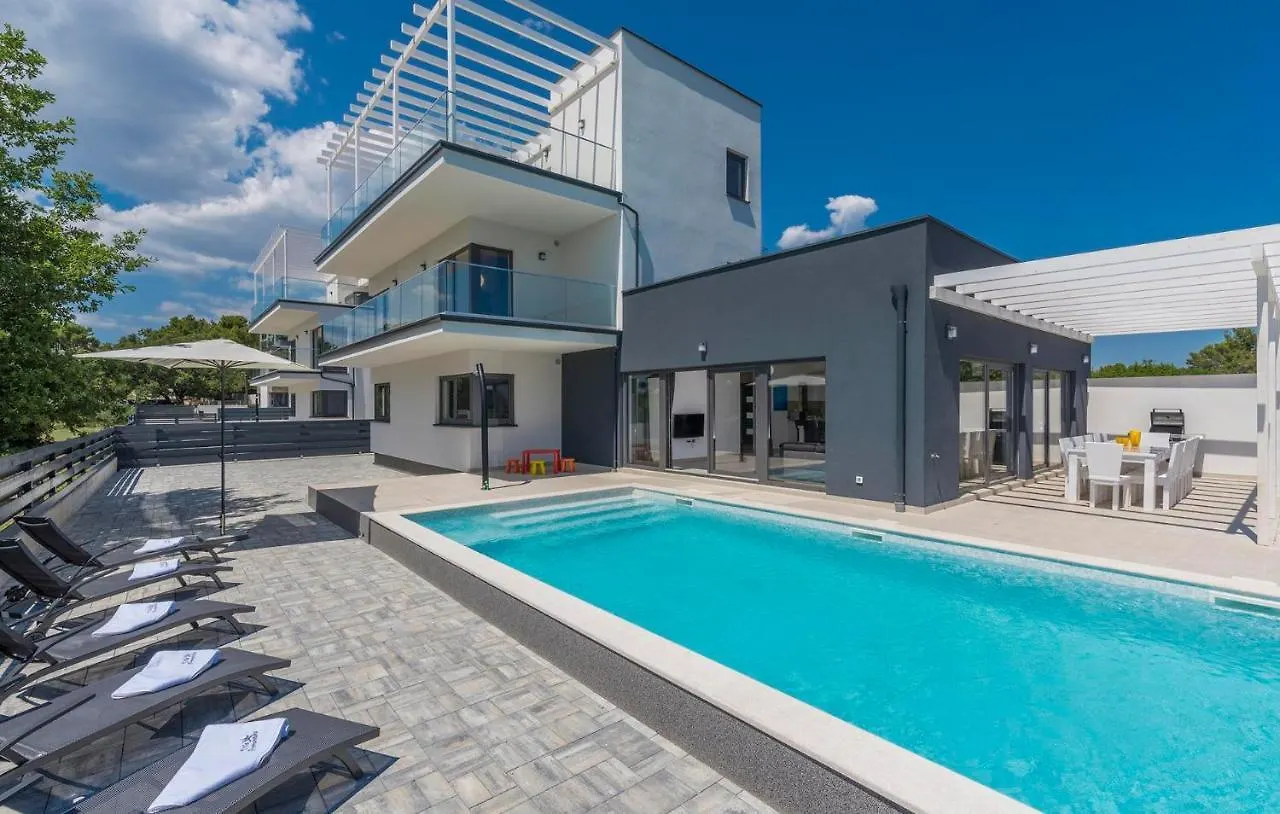 Villa Luna Holiday Home Pomer